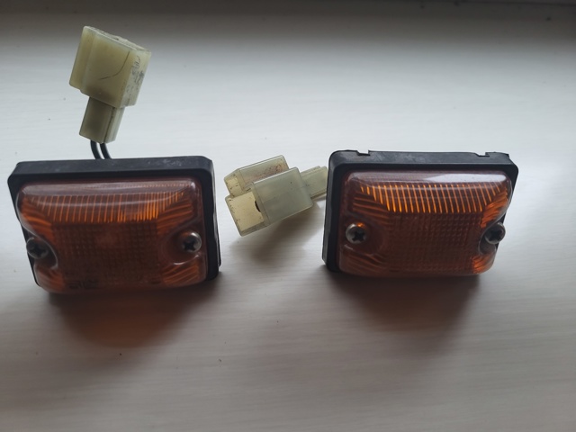 Powtarzacz kierunkowskazu na błotniku do Toyota 4 Runner  N130