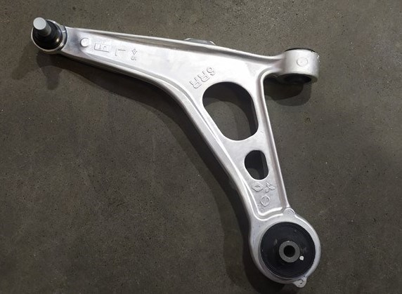 545016RA0B Nissan/Infiniti Wahacz zawieszenia przedniego dolny lewy