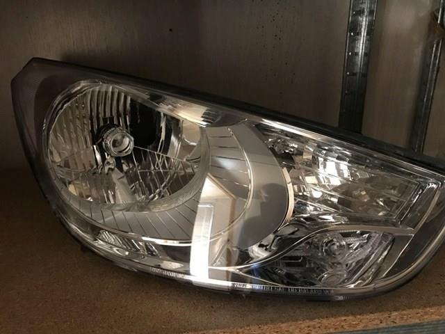 Do koszyka 921022S020 Hyundai/Kia Reflektor prawy