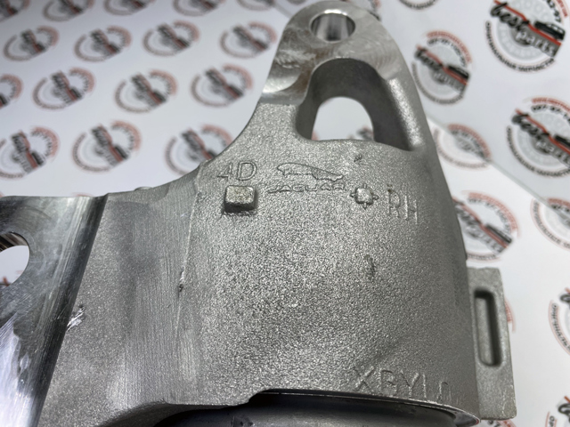 Wahacz zawieszenia przedniego dolny prawy LR146037 Land Rover