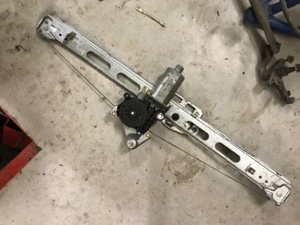 Do koszyka 0130821673 Mercedes Mechanizm podnoszenia szyby drzwi przednich lewych