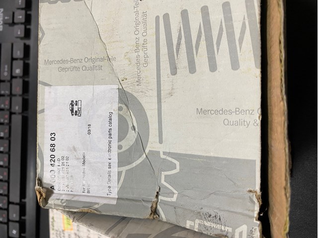 Klocki hamulcowe przednie tarczowe 0004206803 Mercedes