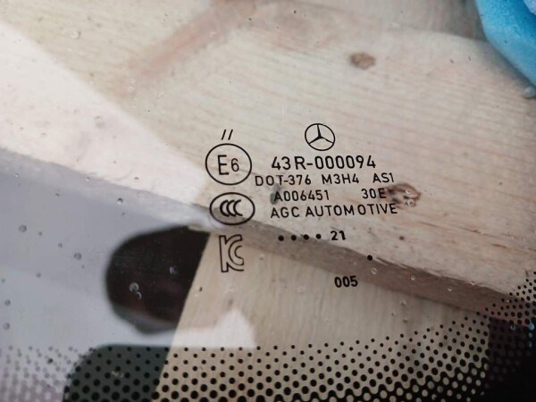 1676701102 Mercedes Szyba przednia