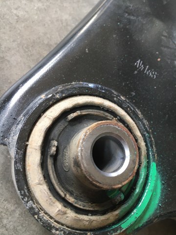 LR060046 Land Rover Wahacz zawieszenia przedniego dolny prawy
