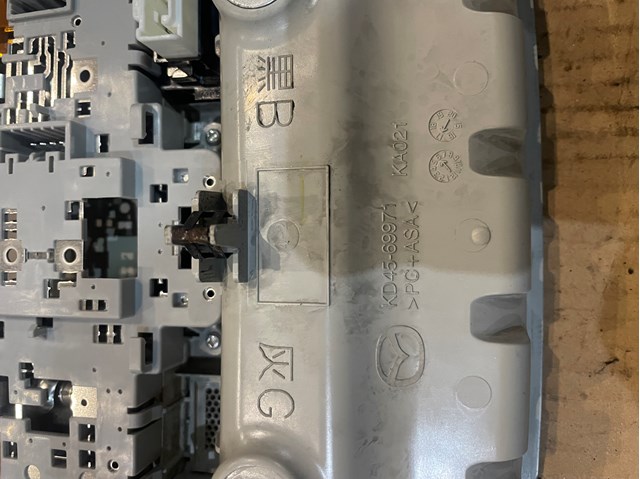 KD4569971 Mazda Lampka oświetlenia kabiny
