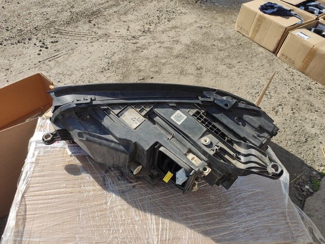 Reflektor prawy Mercedes 1679064204