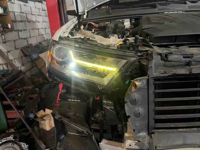 Reflektor prawy VAG 4M0941006B cena, od 917,59 USD