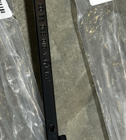 Ramię wycieraczki szyby przedniej Mercedes A910820320064 cena, od 61,29 USD