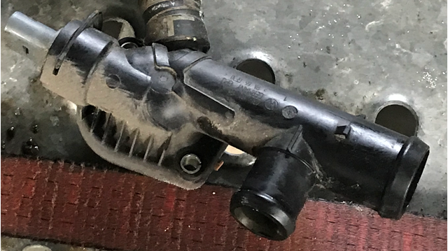 Kołnierz układu chłodzenia (trójnik) VAG 03L121131K