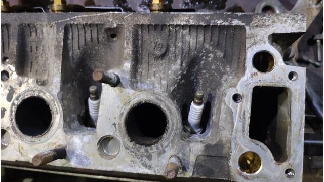 Śruba głowicy cylindrów 7701472681 Renault (RVI)