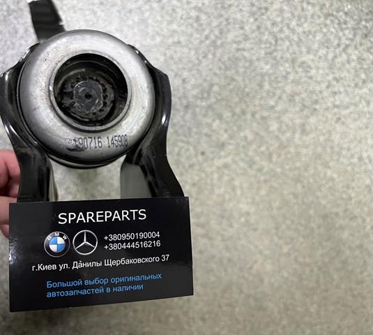 Wahacz zawieszenia przedniego dolny lewy LR126119 Land Rover