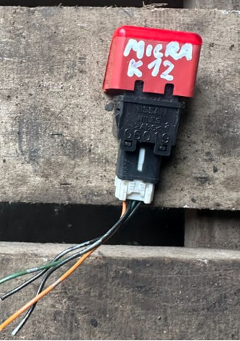 Przycisk włączania światła awaryjnego Nissan Micra 