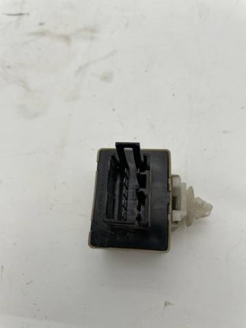 Przekaźnik kierunkowskazów Toyota 8198030170 cena, od 73,50 USD