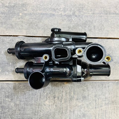 Obudowa termostatu Chrysler 68003582AB