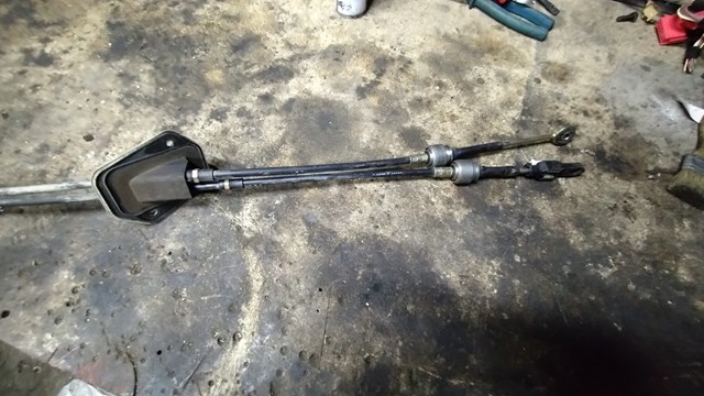  Linka dźwigni zmiany biegów podwójna Nissan X-Trail 