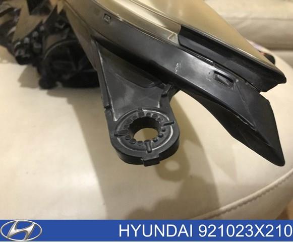 Reflektor prawy 921023X210 Hyundai/Kia