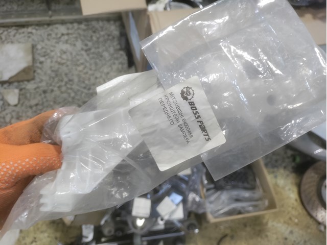 Do koszyka 6400G659 Mitsubishi Wspornik zderzaka przedniego lewy