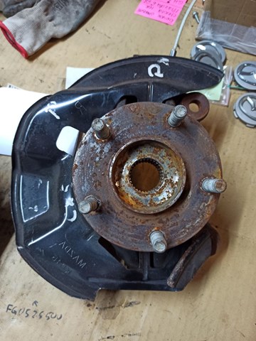 KB7W33021 Mazda Czop (zwrotnica) przedni prawy