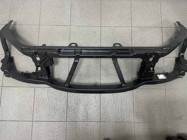 Osłona chłodnicy kompletna (panel mocowania reflektorów) LR161931 Land Rover
