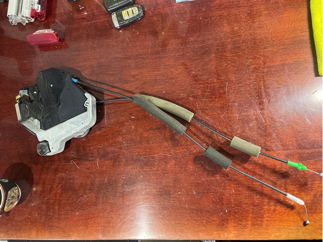 Zamek drzwi przednich lewych 6904053100 Toyota