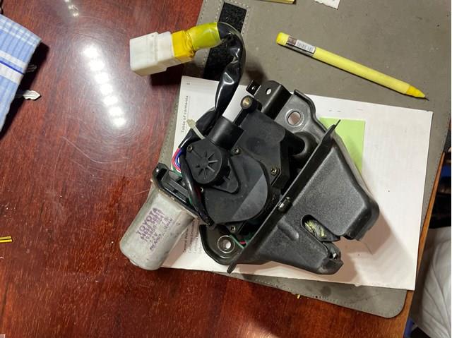 Zamek klapy bagażnika (3/5 drzwi tylnych) Lexus LS sedana (UCF30) (2000 - 2006) cena, od 156,91 USD