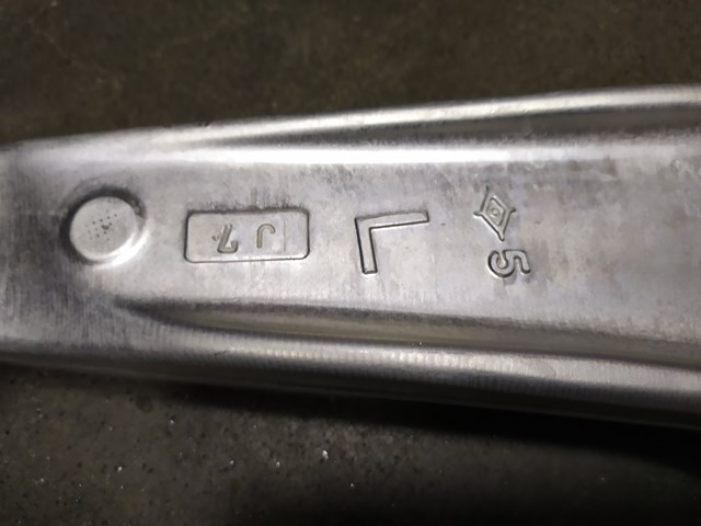 Do koszyka 4013A584 Mitsubishi Wahacz zawieszenia przedniego dolny prawy