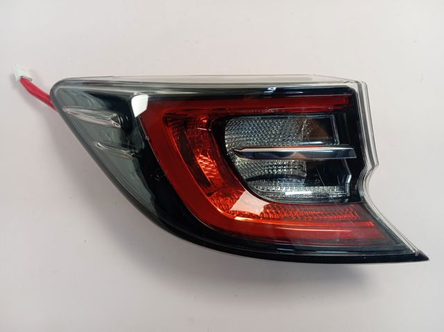 8156102C40 Toyota Lampa zespolona tylna lewa zewnętrzna