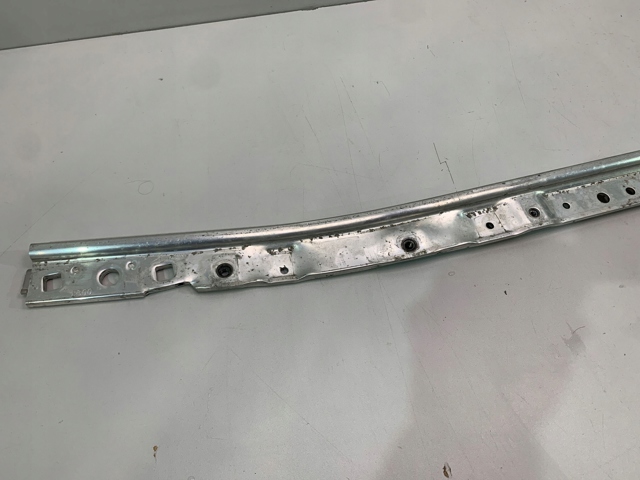 Osłona chłodnicy górna (panel mocowania reflektorów) BMW 7357205