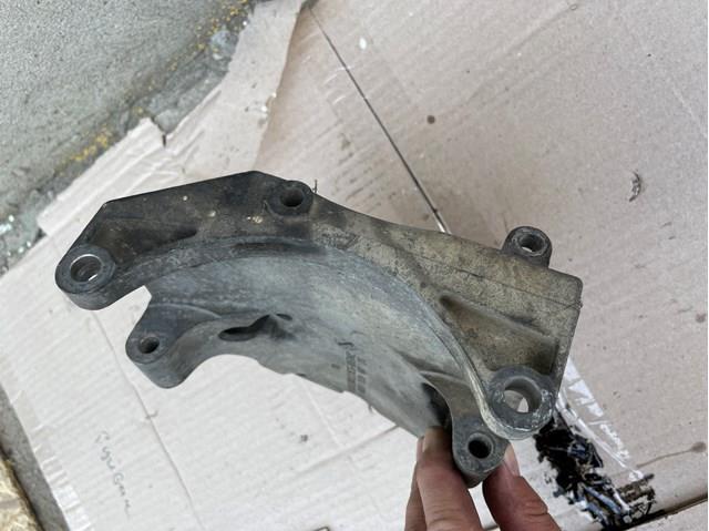 Do koszyka Wspornik alternatora Mercedes S  W140