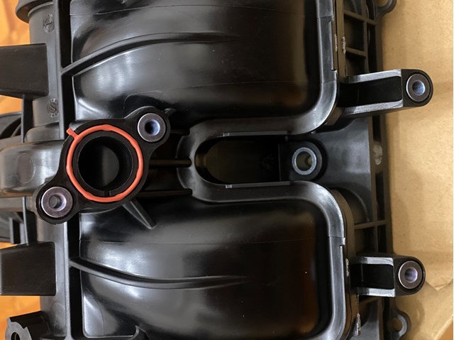 Do koszyka PY8V13100 Mazda Kolektor ssący