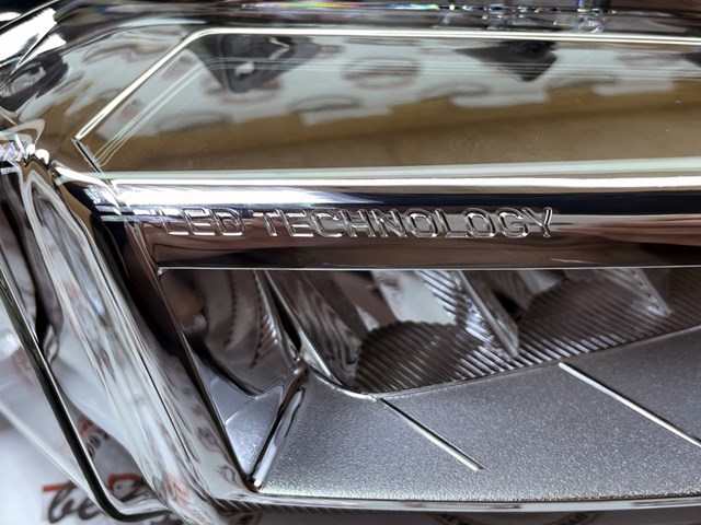 LR068978 Land Rover Lampa przeciwmgielna prawa