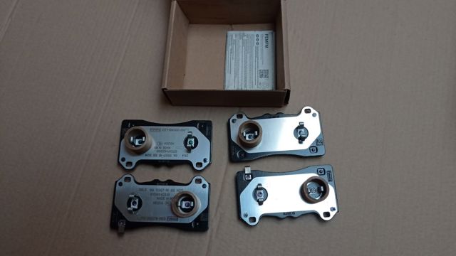 LJ9Z2001C Ford Klocki hamulcowe przednie tarczowe