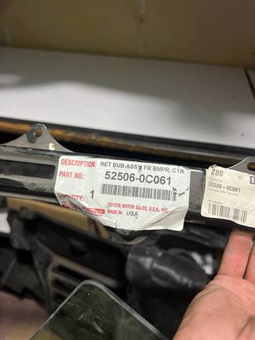 Do koszyka 525060C061 Toyota Wspornik zderzaka przedniego środkowy