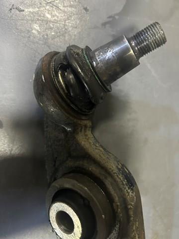 Do koszyka LR084095 Land Rover Wahacz zawieszenia przedniego dolny prawy