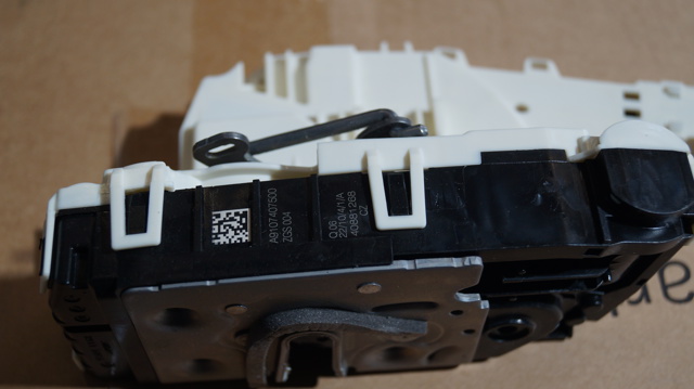 Do koszyka A9107407500 Mercedes Zamek drzwi tylnych prawych skrzydłowych