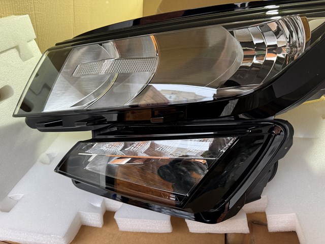 Reflektor lewy 566941015 VAG