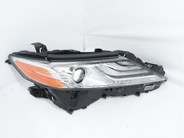 8111006D70 Toyota Reflektor prawy