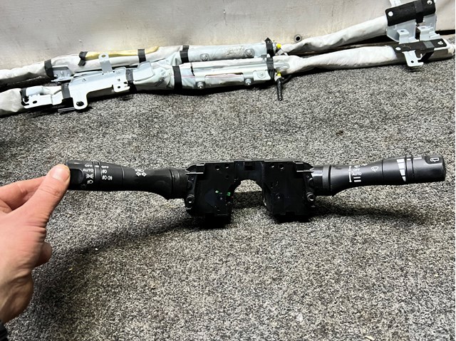 Do koszyka Przełącznik zespolony, w komplecie Nissan JUKE JPN F15