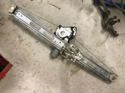 Mechanizm podnoszenia szyby drzwi przednich lewych 0130821673 Mercedes