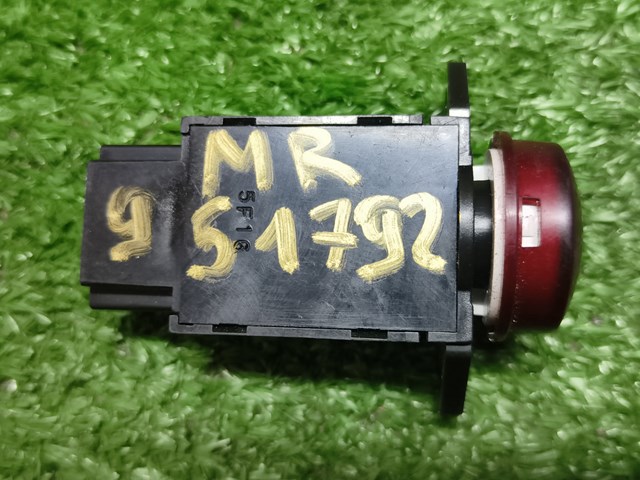 Do koszyka Przycisk włączania światła awaryjnego Mitsubishi Colt VI Z3A