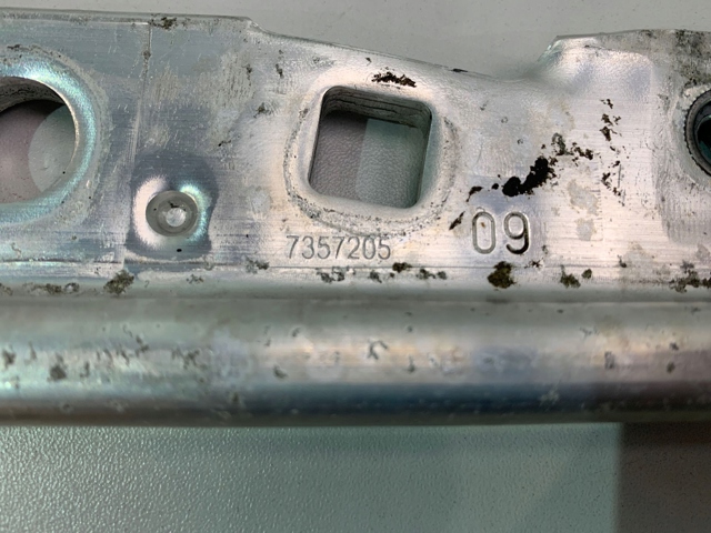 Osłona chłodnicy górna (panel mocowania reflektorów) 7357205 BMW