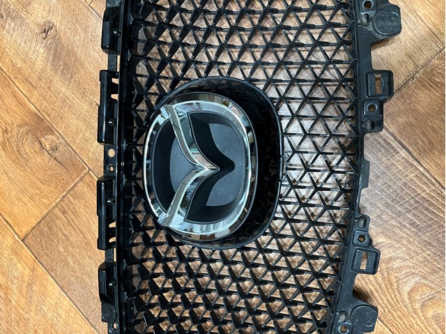KB8C50719 Mazda Atrapa chłodnicy