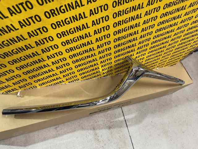Listwa ochronna atrapy chłodnicy lewa GSH7507K0D Mazda