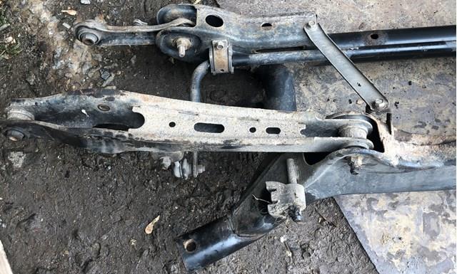 Do koszyka 4100A033 Mitsubishi Korpus osi tylnej