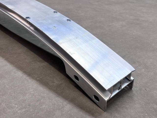 Wzmocnienie zderzaka przedniego LR136981 Land Rover