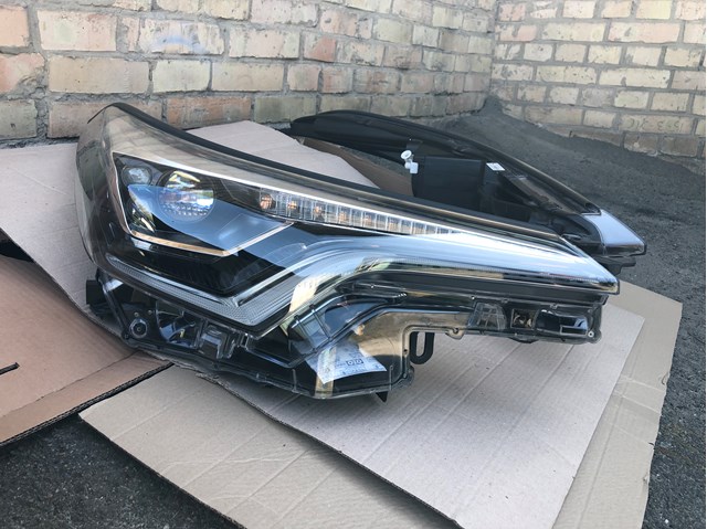 Reflektor prawy Toyota 81130F4390 cena, od 860,99 USD