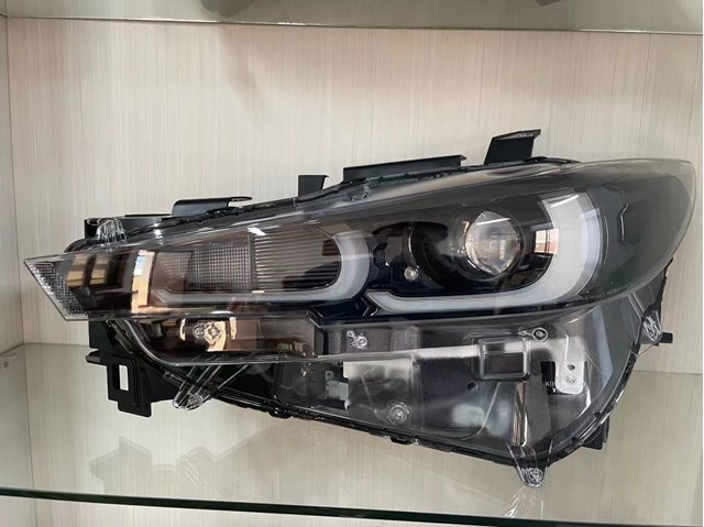 KSD651030 Mazda Reflektor prawy