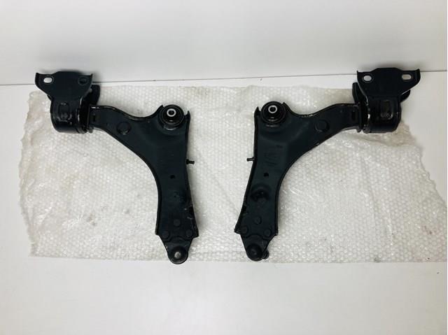 Wahacz zawieszenia przedniego dolny prawy LR086107 Land Rover