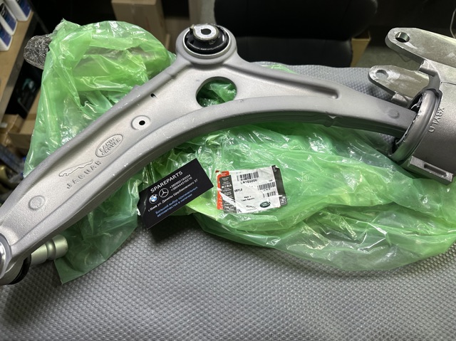 Wahacz zawieszenia przedniego dolny prawy LR166006 Land Rover