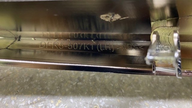 Listwa ochronna atrapy chłodnicy lewa DGH9507K0B Mazda